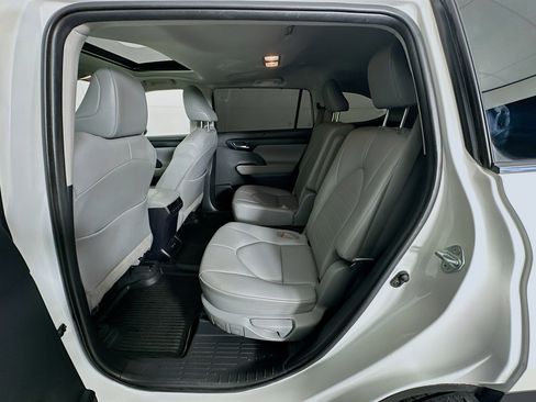 Used 2020 Toyota Highlander XLE image 30