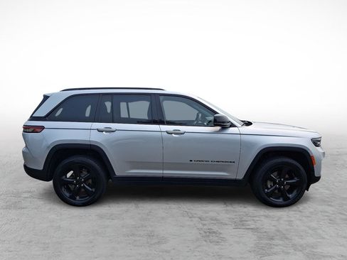 Used 2023 Jeep Grand Cherokee Altitude AWD/4WD image 6