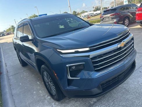 Used 2024 Chevrolet Traverse LT FWD image 3