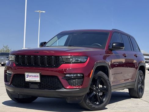 Used 2023 Jeep Grand Cherokee Limited w/ Black Appearance Package image 4