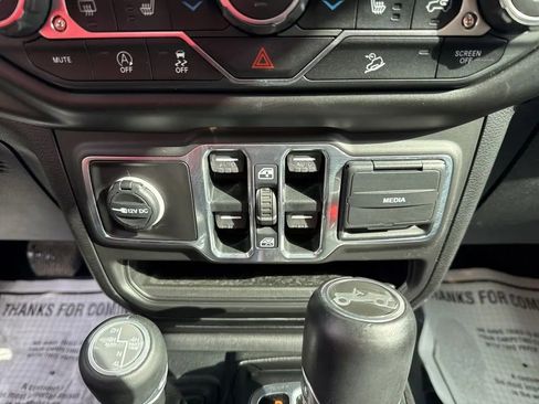 Used 2018 Jeep Wrangler Unlimited Sahara w/ Uconnect 4C Nav & Sound Group AWD/4WD image 24