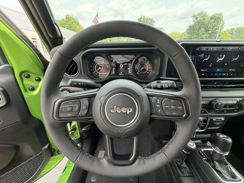 Used 2025 Jeep Wrangler Unlimited Rubicon AWD/4WD image 18