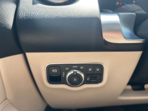 Used 2022 Mercedes-Benz GLB 250 image 27