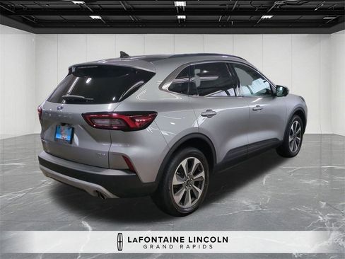 Used 2023 Ford Escape Platinum image 5