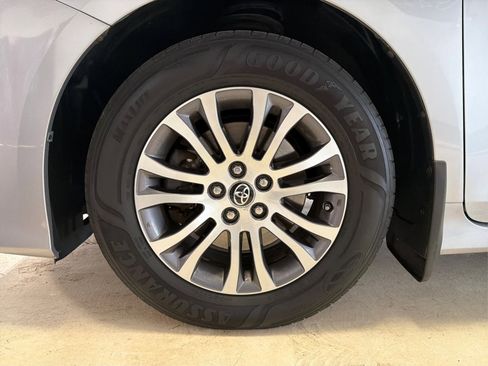 Used 2018 Toyota Sienna XLE Premium FWD image 13