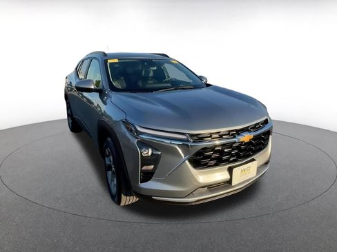 Used 2025 Chevrolet Trax LT image 3