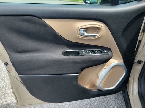 Used 2016 Jeep Renegade Latitude FWD image 18