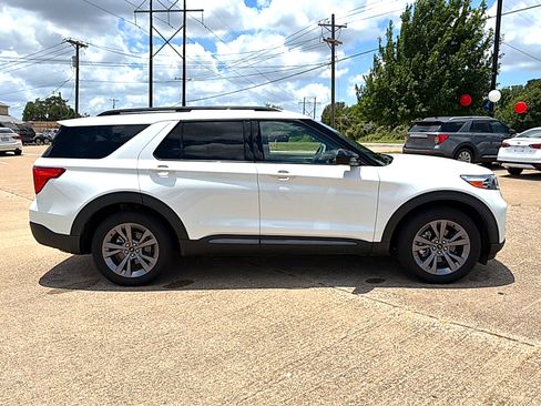 Used 2022 Ford Explorer XLT w/ Equipment Group 202A RWD image 4