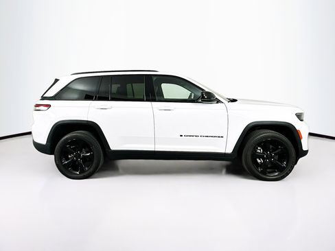 Used 2023 Jeep Grand Cherokee Altitude image 10