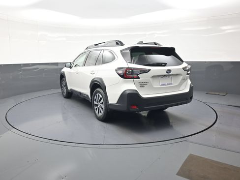 Used 2023 Subaru Outback Premium AWD/4WD image 5