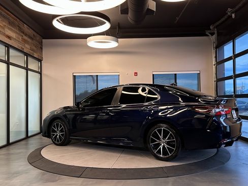 Used 2022 Toyota Camry SE image 5