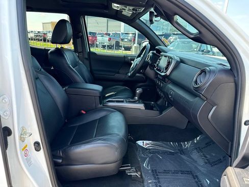 Used 2020 Toyota Tacoma TRD Off-Road w/ TRD Premium Off Road Package AWD/4WD image 15