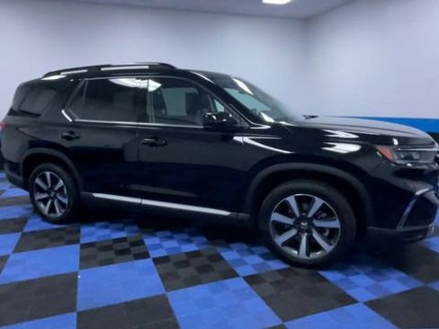 Used 2025 Honda Pilot Touring image 2
