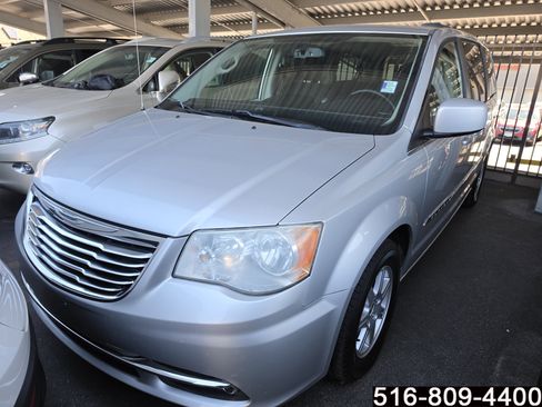 Used 2012 Chrysler Town & Country Touring image 4