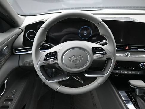 Used 2025 Hyundai Elantra SEL FWD image 14