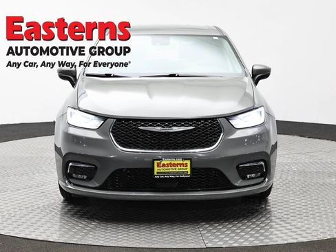Used 2023 Chrysler Pacifica Touring-L FWD image 2