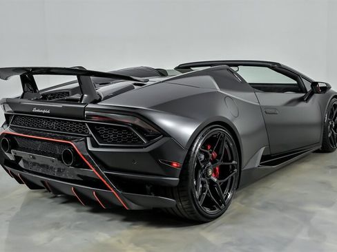 Used 2018 Lamborghini Huracan Performante AWD/4WD image 13