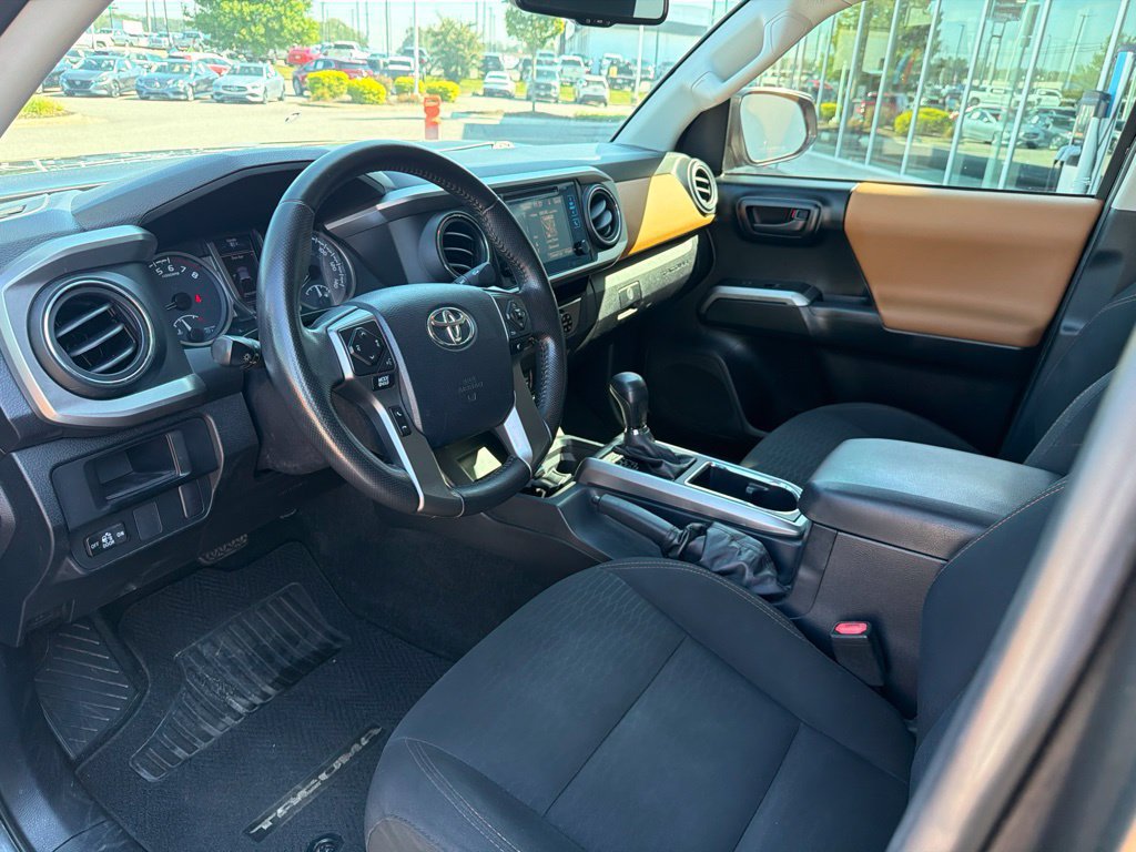 Used 2017 Toyota Tacoma SR5 w/ Tow Package RWD image 17