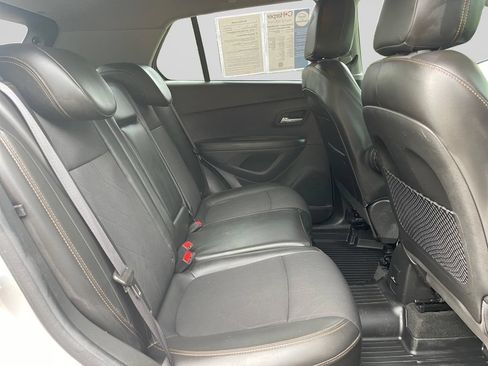 Used 2021 Chevrolet Trax LT w/ LT Convenience Package AWD/4WD image 13