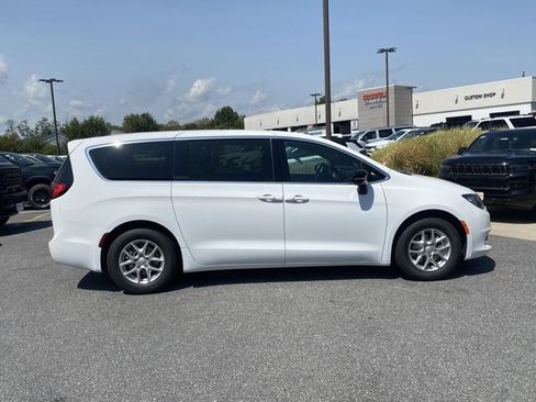 New 2026 Chrysler Voyager LX image 9