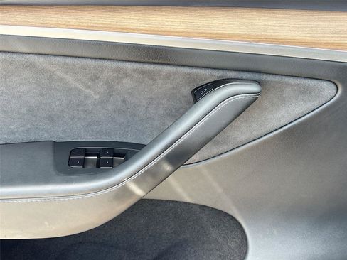 Used 2025 Tesla Model Y Long Range RWD image 18
