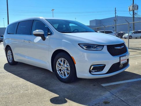 Used 2023 Chrysler Pacifica Touring-L image 2