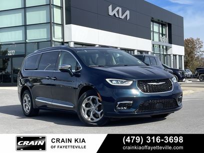 Used 2021 Chrysler Pacifica Limited w/ Uconnect Theater Family Group