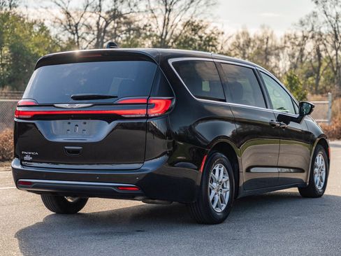 Used 2024 Chrysler Pacifica Touring-L image 7