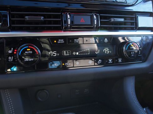 Used 2023 Nissan Pathfinder Platinum w/ Black Appearance Package image 28