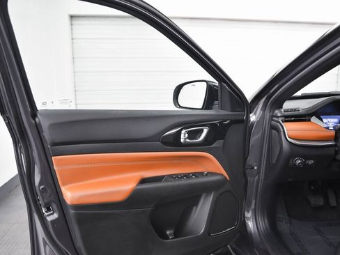 Used 2024 Jeep Compass Limited image 9