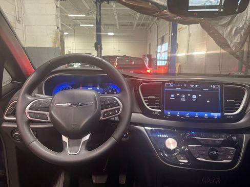 Used 2025 Chrysler Pacifica Select image 35