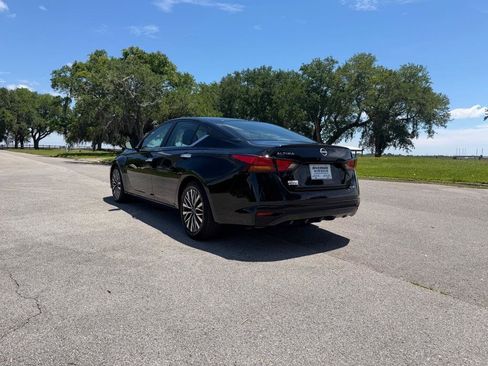 Used 2025 Nissan Altima 2.5 SV FWD image 3