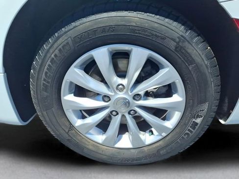 Used 2019 Chrysler Pacifica Touring-L FWD image 11