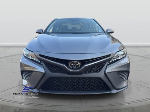 Used 2020 Toyota Camry SE image 2