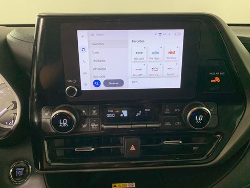 Used 2023 Toyota Highlander XLE AWD/4WD image 24