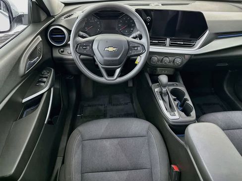 Used 2024 Chevrolet Trax LS w/ LS Convenience Package FWD image 9