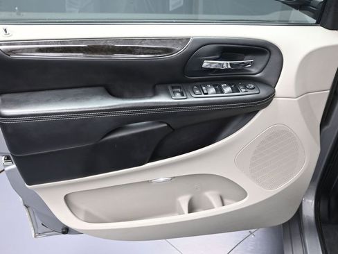 Used 2013 Chrysler Town & Country Touring-L w/ Driver Convenience Group FWD image 10
