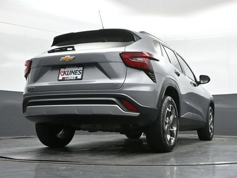 Used 2025 Chevrolet Trax LT FWD image 37
