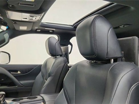Used 2023 Lexus LX 600 4WD w/ Luxury Package image 34