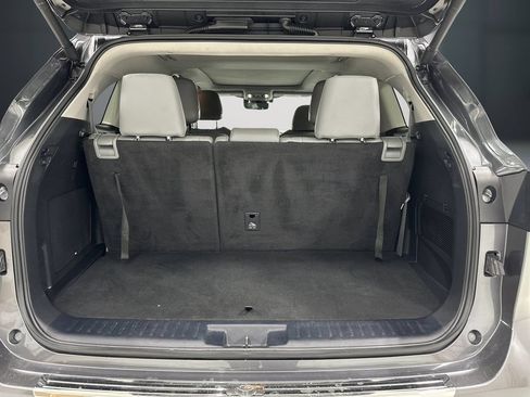 Used 2024 Toyota Highlander Platinum FWD image 12