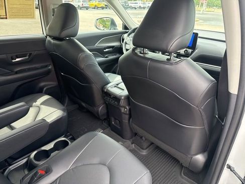 Used 2024 Toyota Grand Highlander AWD image 17