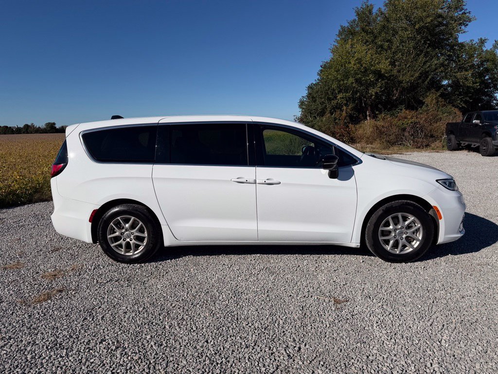 Used 2025 Chrysler Pacifica Select FWD image 21