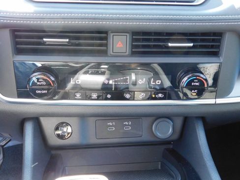 Used 2025 Nissan Rogue SV FWD image 15