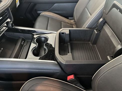 New 2025 Chevrolet Suburban Premier image 28