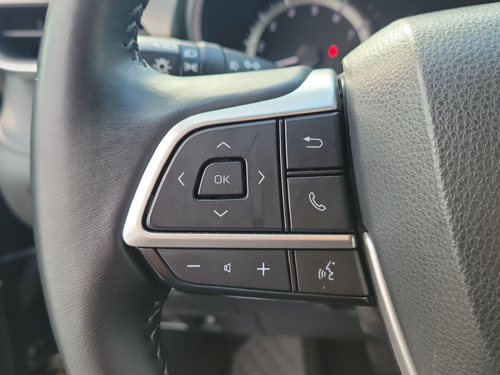 Used 2023 Toyota Highlander LE FWD image 26