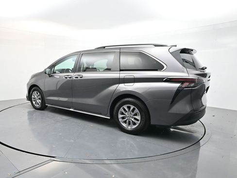 Used 2024 Toyota Sienna XLE image 5