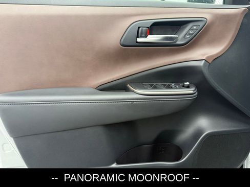 Used 2023 Toyota Crown Limited image 5