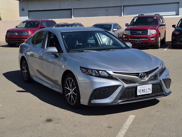 Used 2023 Toyota Camry SE FWD image 3