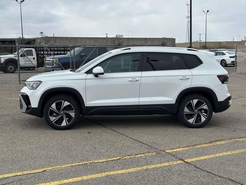 New 2026 Volkswagen Taos SE AWD/4WD image 2
