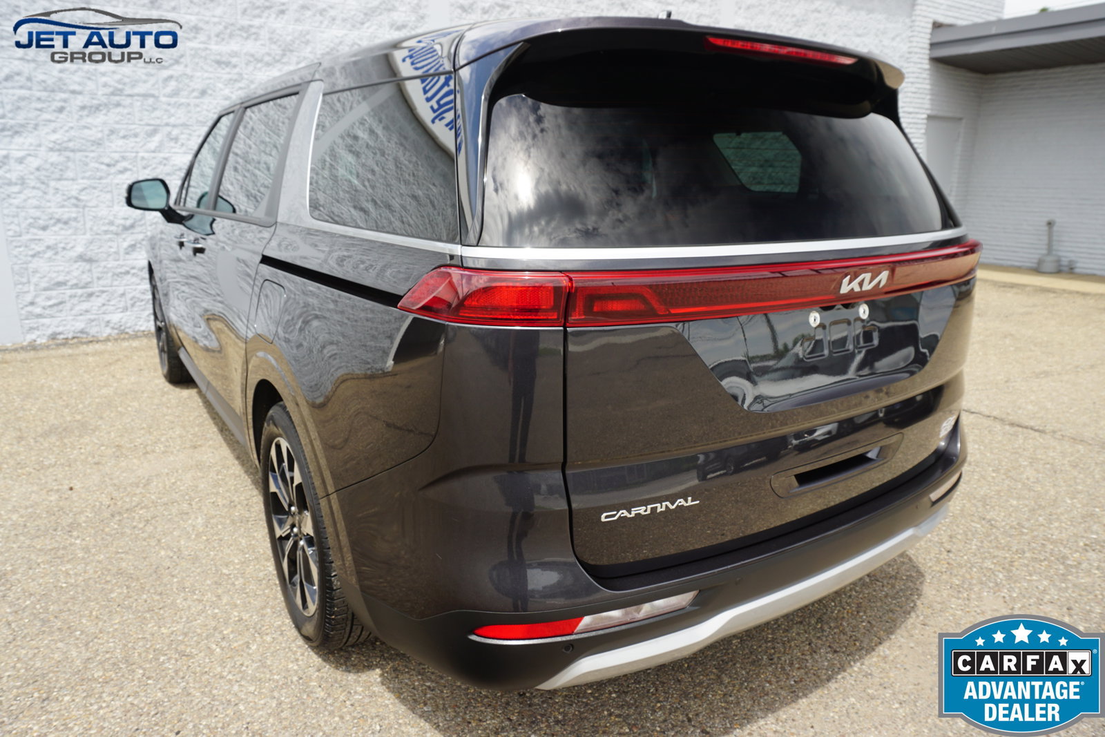 Used 2023 Kia Carnival EX FWD image 9